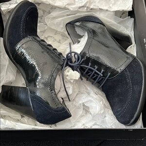 Navy blue Kenneth Cole Reaction heeled boots